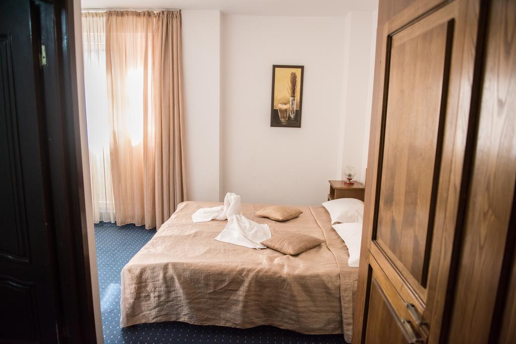 Hotel Dynes Eforie Nord Buitenkant foto